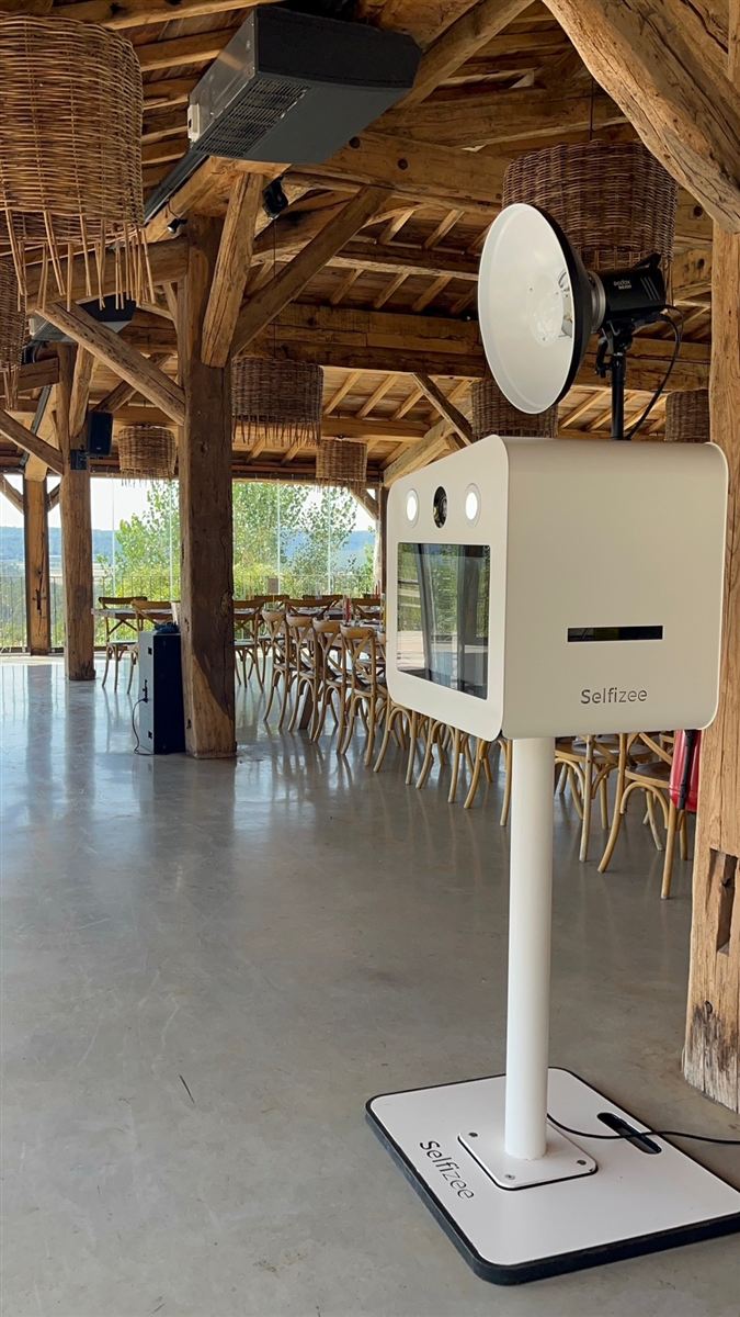 Borne à selfie Wiiide installée pour un mariage dans une salle de réception du Gard